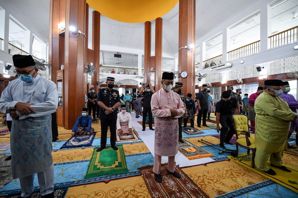 Raja of Perlis Tuanku Syed Sirajuddin Putra Jamalullail performing Friday prayers with prime minister Tan Sri Muhyiddin Yassin at the State Mosque, in Arau, Perlis, March 5, 2021. u00e2u20acu201d Bernama picnn