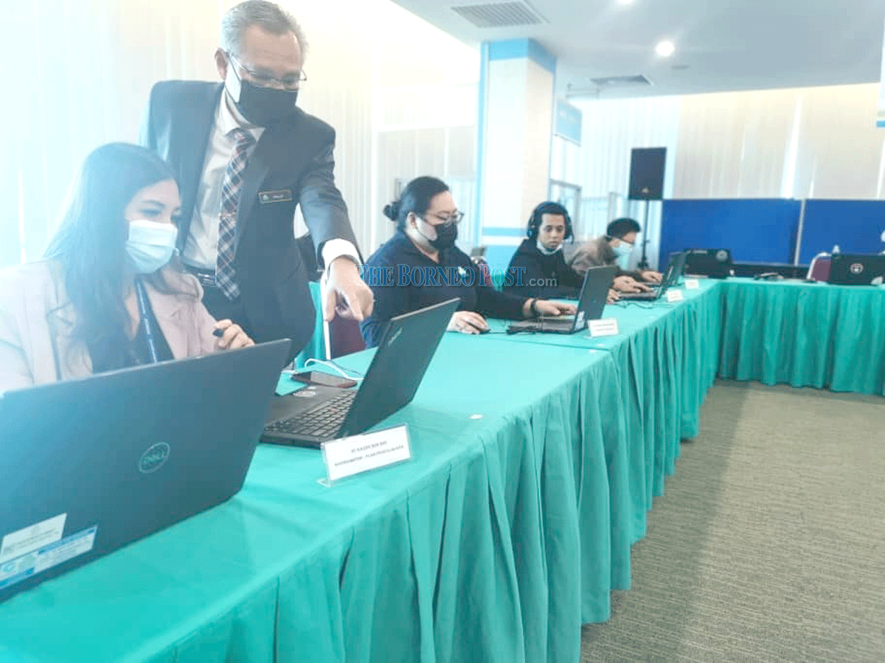 Phillip overseeing the state-level Virtual Career Fair 2021 which offered more than 1,800 jobs. u00e2u20acu2022 Borneo Post pic