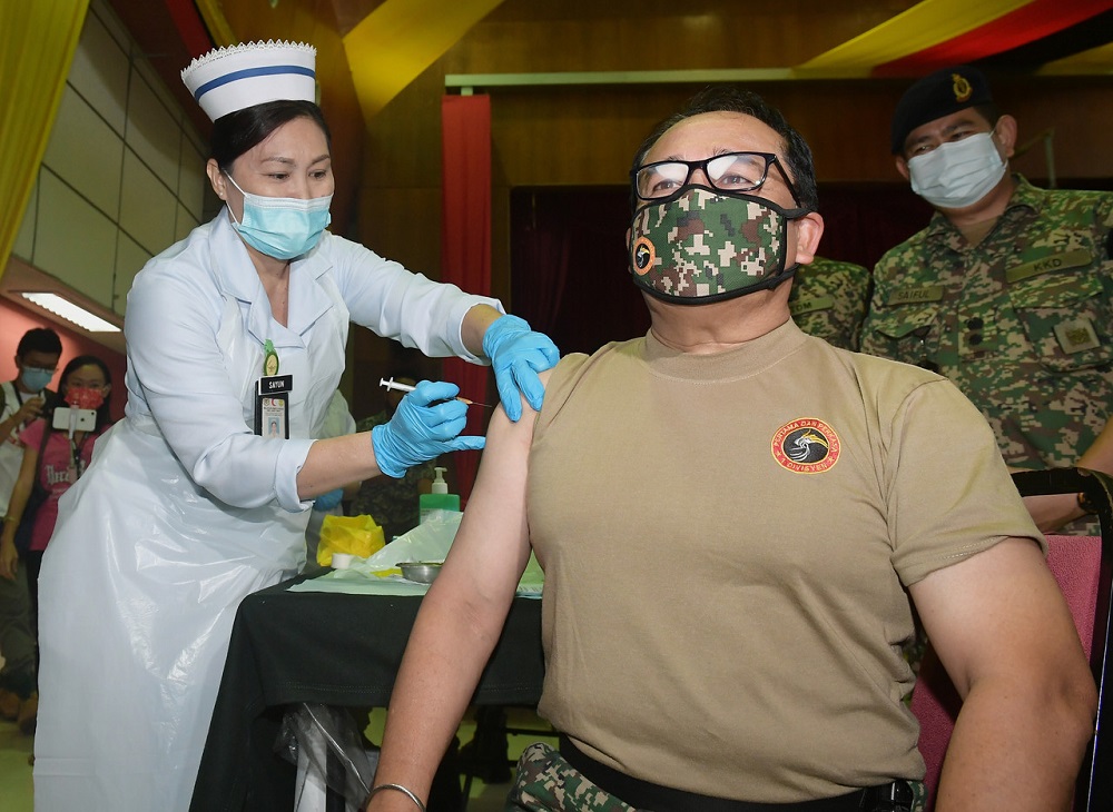 First Infantry Division commander Major General Datuk Dzulkafli Mustaffa received the Pfizer-BioNtech vaccine shot at about 10am today, March 12, 2021. u00e2u20acu2022 Bernama pic