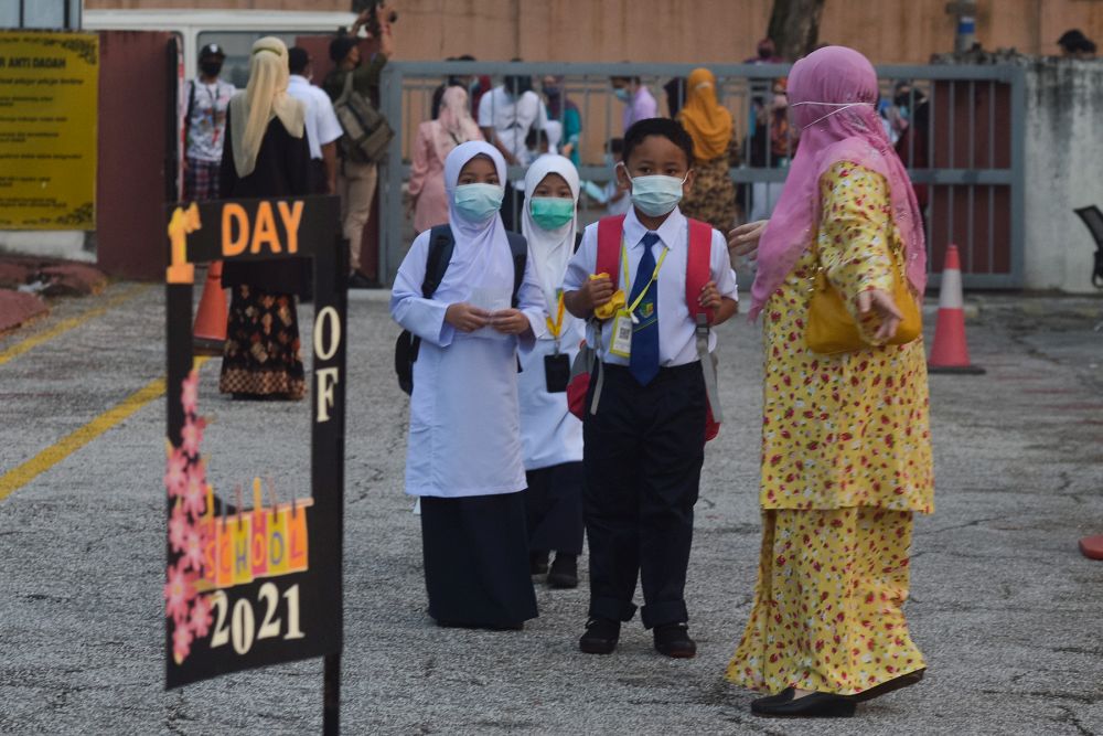 Sekolah Kebangsaan Seksyen 16 students return to school in Shah Alam March 1, 2021. — Picture by Miera Zulyana