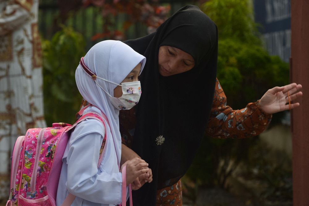 A Sekolah Kebangsaan Seksyen 16 student returns to school in Shah Alam March 1, 2021. — Picture by Miera Zulyana