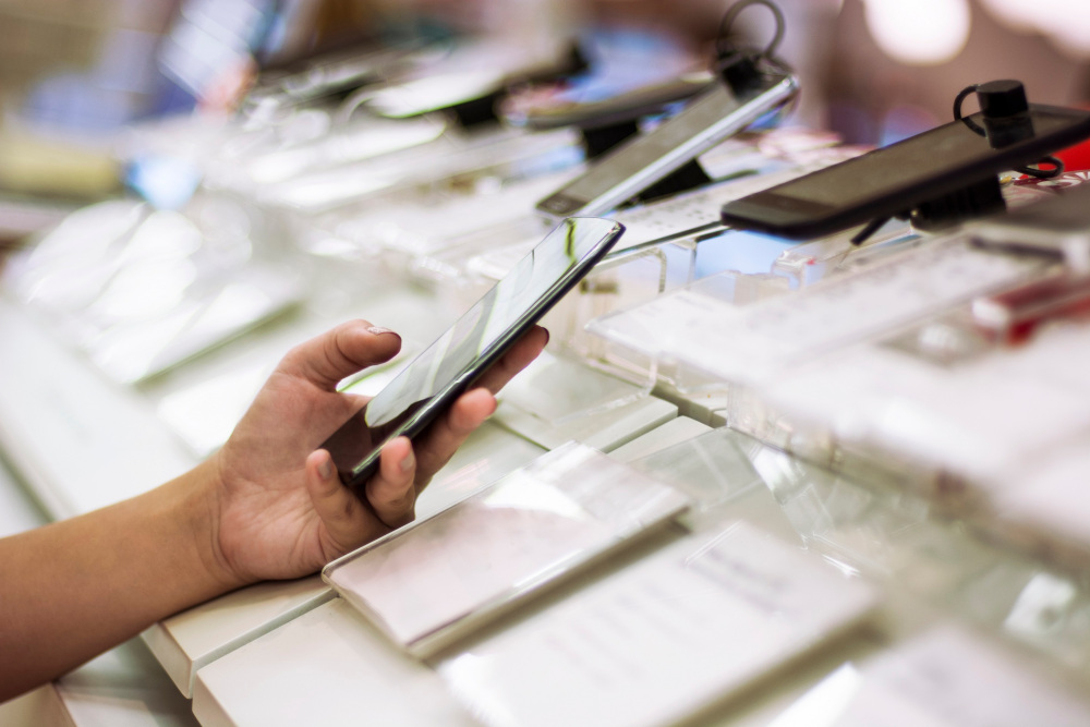 Sales of 5G smartphones are expected to boom by 2025, notably thanks to continually falling prices. u00e2u20acu201d mihailomilovanovic/IStock.com pic via ETX Studio