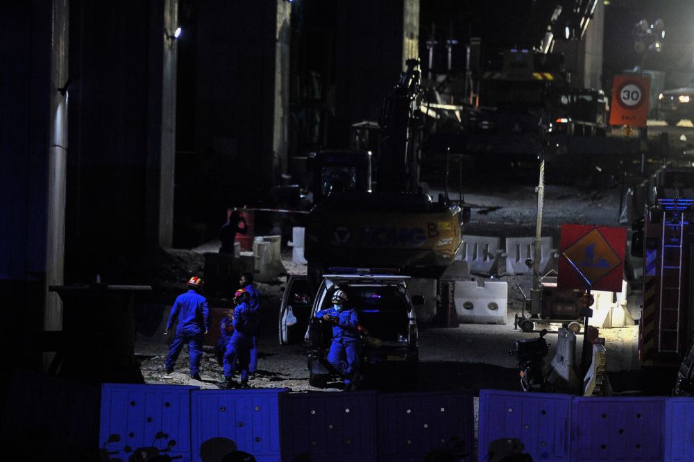 Search and rescue personnel are pictured at the construction site where a crane collapsed along the Sungai Besi-Ulu Kelang Elevated Expressway in Cheras March 22, 2021. u00e2u20acu201d Bernama picn
