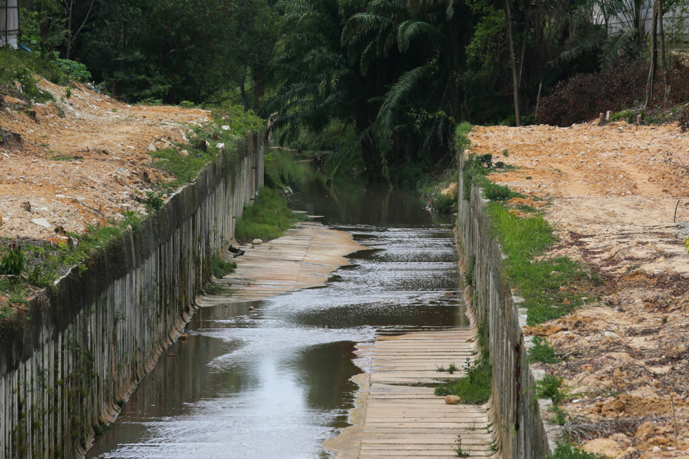 Sungai Kim-Kim seems to have improved due to the rain that fell yesterday, March 9, 2021. u00e2u20acu201d Bernama pic 