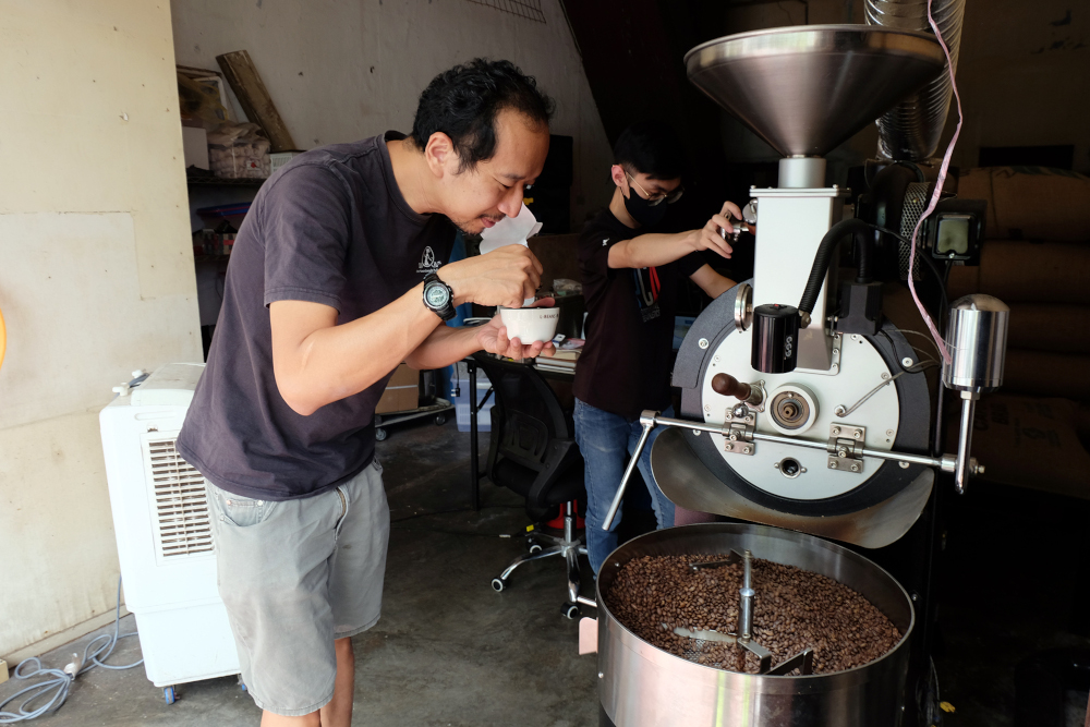 Steven checking on the quality of the coffee bean during the roasting process. — Picture by Steven Ooi KE
