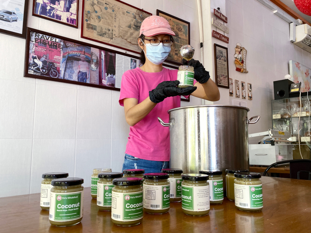 Yin pouring the kaya jam into a bottle. u00e2u20acu201d Picture by Steven Ooi KE
