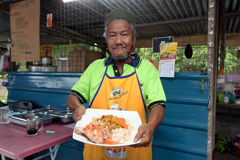 The chef and owner of Warong Kulaan, Arbahai Abd Rashid, shows his Nasi Gaul which is a traditional Banjar dish that was often served during celebrations. u00e2u20acu201d Bernama pic