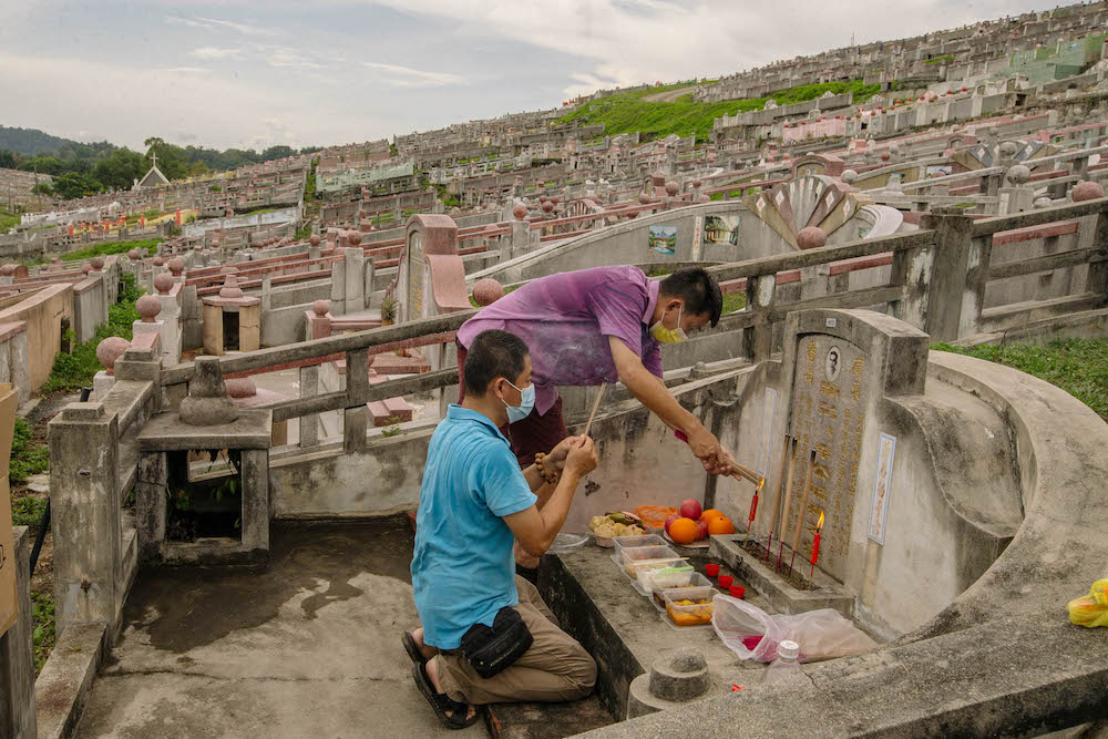 Chinese families visit the graves of their relatives during the Qing Ming festival to clean tombstones and burn offerings in Klang April 4, 2021. — Picture by Firdaus Latif