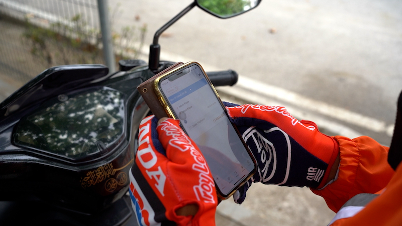 Clients can access fast and efficient delivery on Lalamove’s app with just a few simple taps. — Picture courtesy of Lalamove