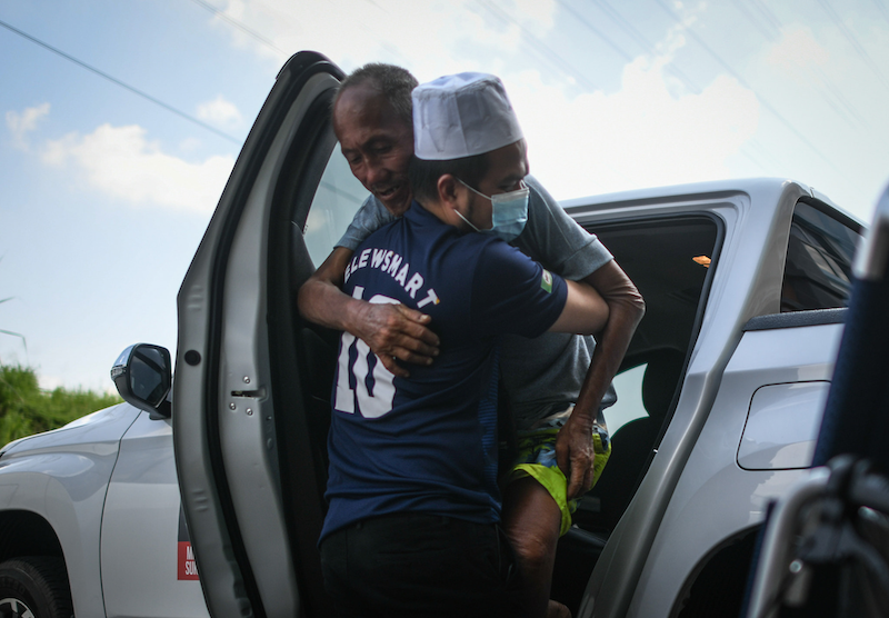 Preacher Ustaz Ebit Lew helping Uncle Yap into the vehicle before sending the senior citizen to a home in Seri Kembangan. u00e2u20acu201d Photo via Facebook/ Ebit Lew