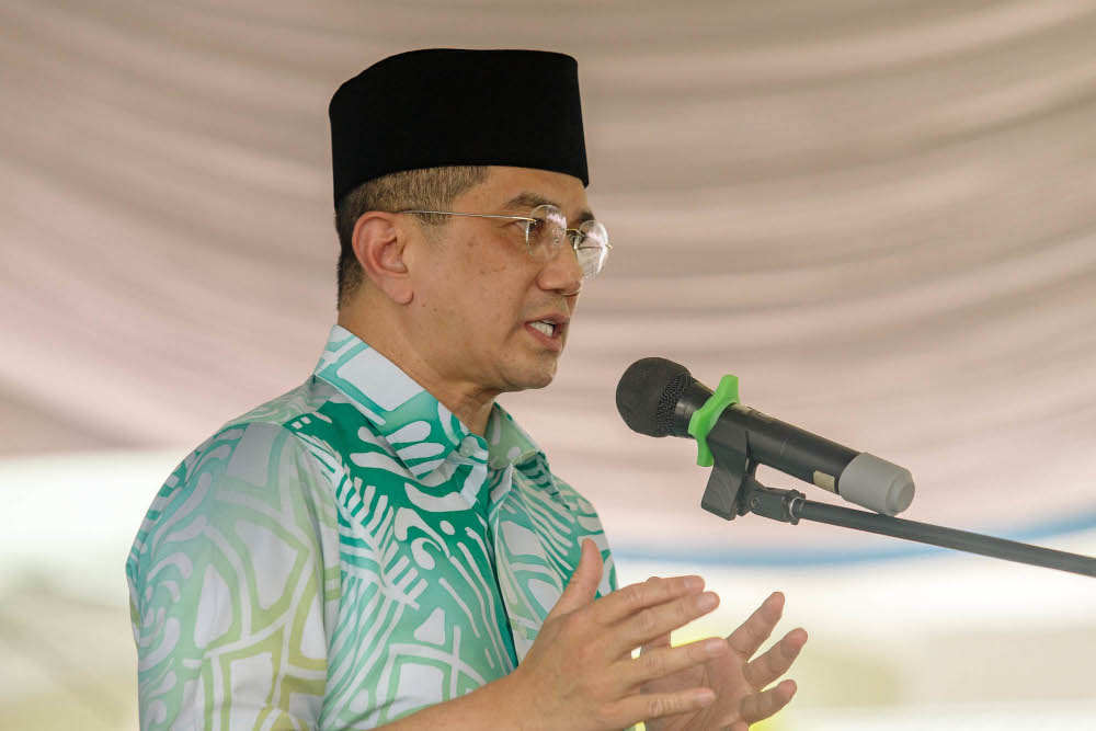 Gombak MP Datuk Seri Mohamed Azmin Ali speaks at the Ihya Ramadan Mosques and Surau donation presentation ceremony in Gombak April 11, 2021. u00e2u20acu201d Picture by Firdaus Latif