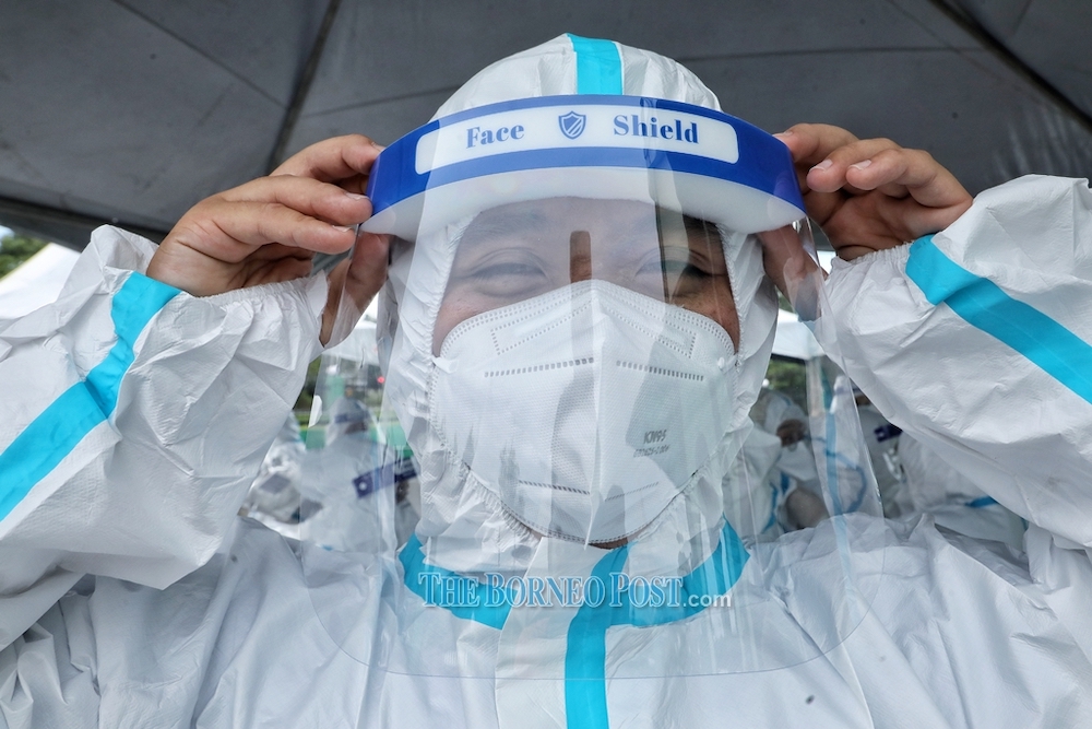 File photo showing medical personnel donning protective gear as they carry out active case detection in the city. u00e2u20acu201d Photo by Chimon Upon