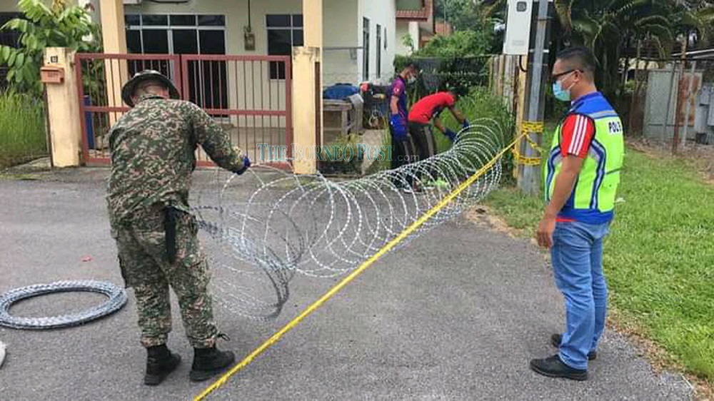 File picture shows the setting up of barbed wires to mark the EMCO areas in Bintulu. u00e2u20acu201d Borneo Post Online pic
