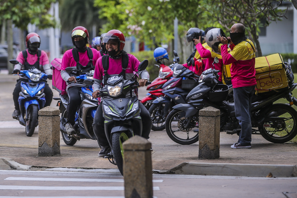 Food delivery riders receive a donation from Jakim during the Kembara Al-Amin Ramadan programme at Tuanku Mizan Zainal Abidin Mosque April 17, 2021. u00e2u20acu2022 Picture by Hari Anggara