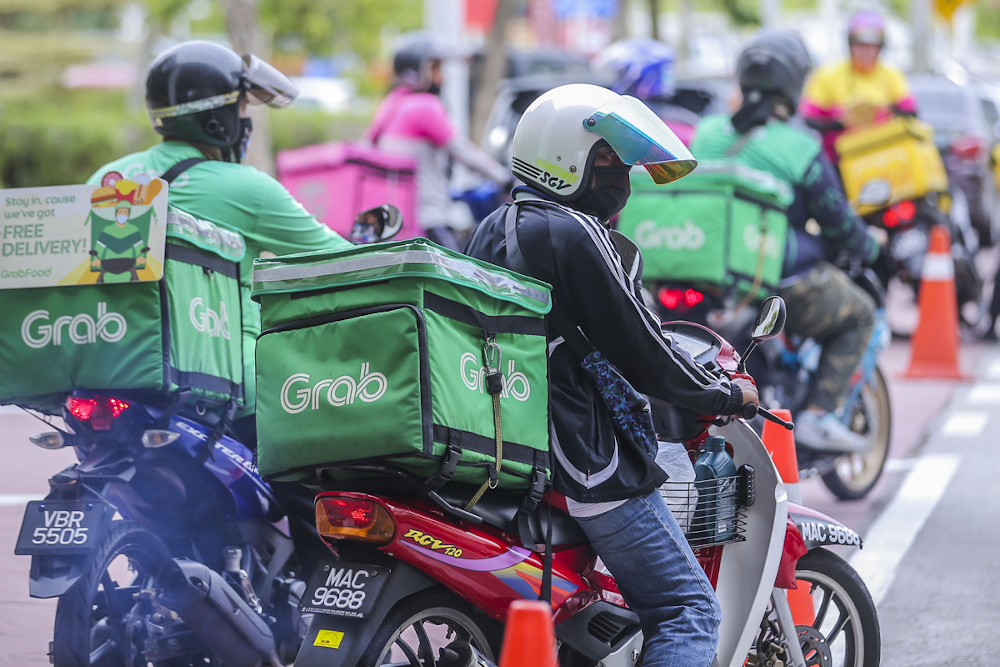 Food delivery riders receive a donation from Jakim during the Kembara Al-Amin Ramadan programme at Tuanku Mizan Zainal Abidin Mosque April 17, 2021. u00e2u20acu2022 Picture by Hari Anggara