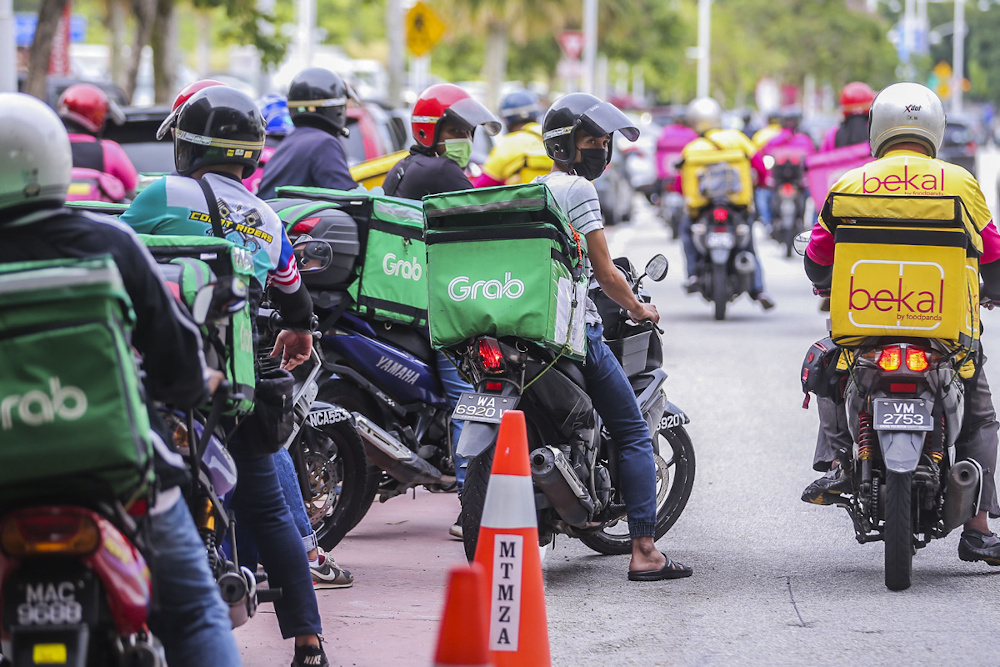 Food delivery riders receive a donation from Jakim during the Kembara Al-Amin Ramadan programme at Tuanku Mizan Zainal Abidin Mosque April 17, 2021. u00e2u20acu2022 Picture by Hari Anggara