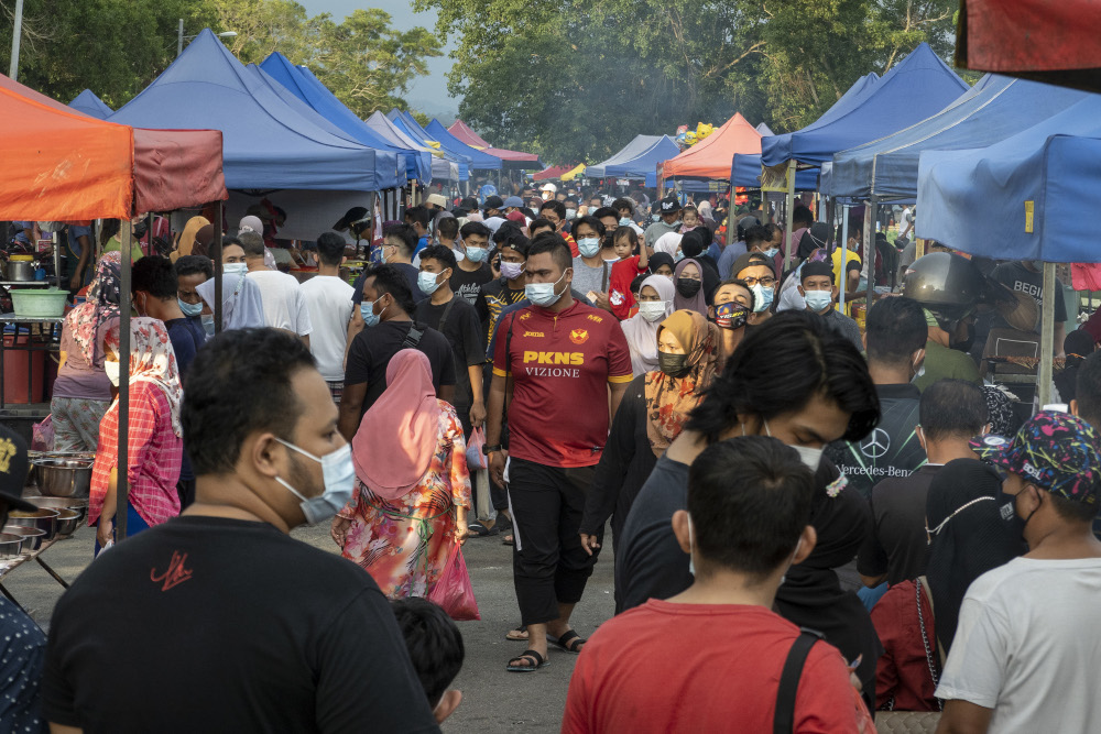 People are seen at a Ramadan bazaar during the conditional movement control order (CMCO) in Meru, Klang April 18, 2021. u00e2u20acu201d Picture by Miera Zulyana 