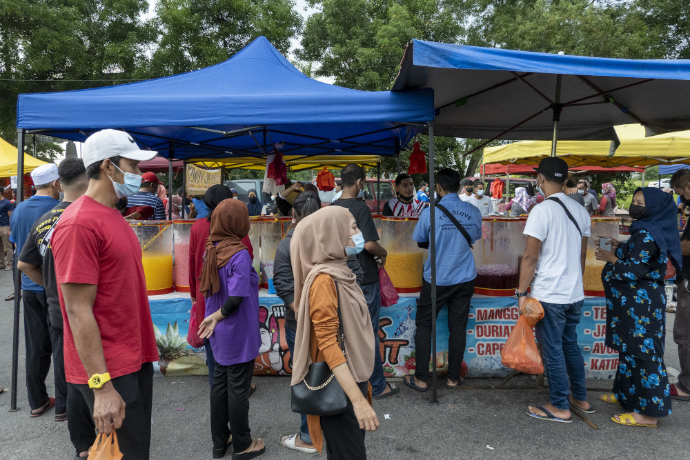 People are seen at a Ramadan bazaar during the conditional movement control order (CMCO) in Meru, Klang April 18, 2021. u00e2u20acu201d Picture by Miera Zulyana 