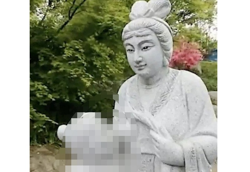 The statue of a woman breastfeeding her mother-in-law at Zhejiang Province in China has been removed following complaints from visitors and internet users. u00e2u20acu201d Picture via Weibo