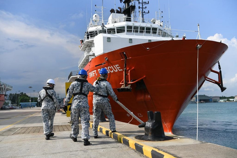 Personnel from the Republic of Singapore Navy cast off the lines for the MV Swift Rescue. u00e2u20acu201d Picture via Facebook/Ng Eng Hen