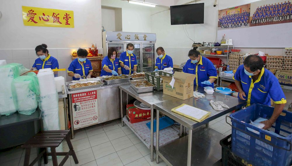 Pertubuhan Amal Ai Xin Fan Tong in Ipoh gives out 1,120 packets of rice every day from Monday to Friday. — Picture by Farhan Najib