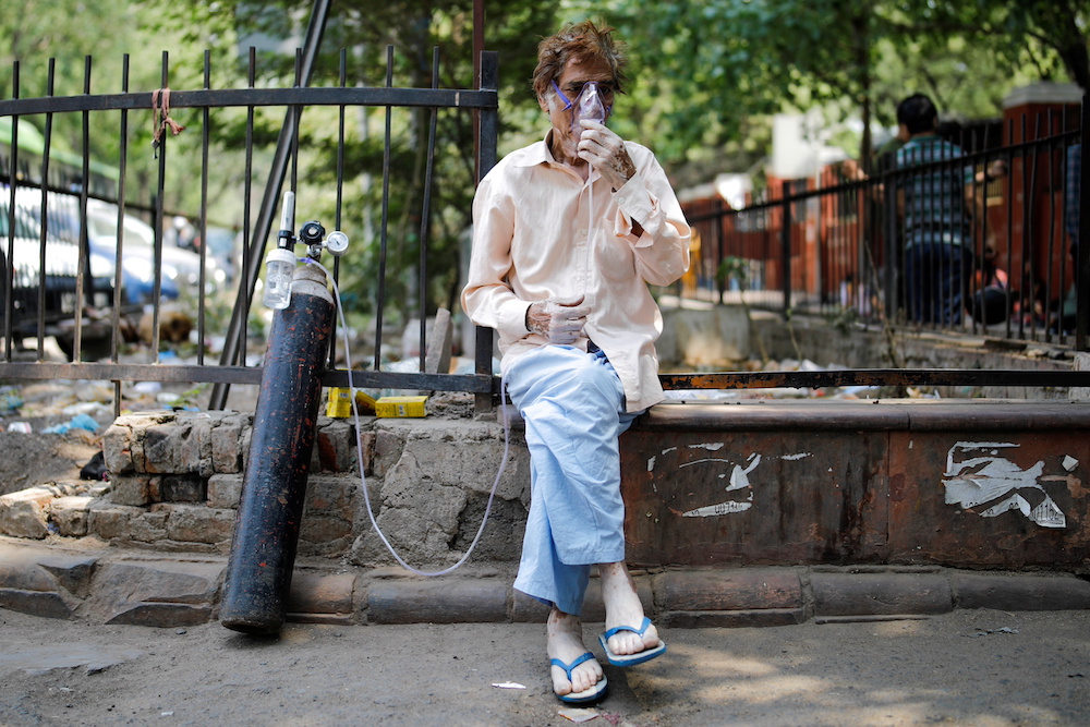 A patient, wearing an oxygen mask, sits outside Lok Nayak Jai Prakash Narayan Hospital (LNJP), one of India's largest facilities for coronavirus disease (Covid-19) patients only, in New Delhi, India April 22, 2021. u00e2u20acu201d Reuters pic