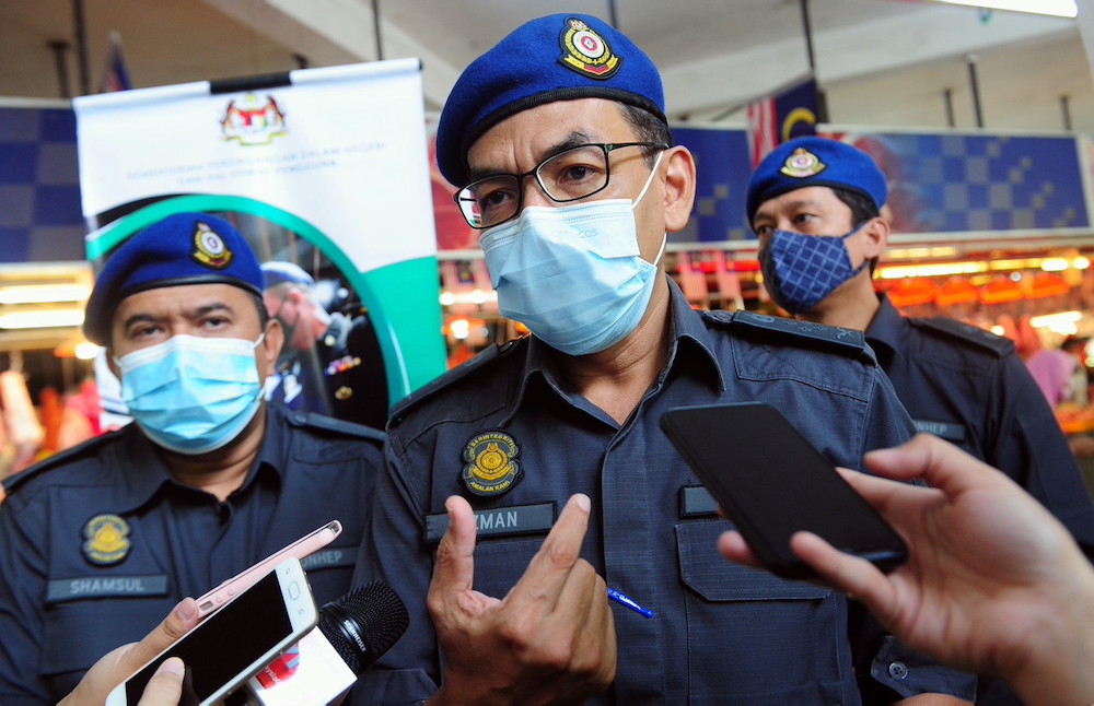 KPDNHEP enforcement director Azman Adam conducting a check on goods prices at a market in Seksyen 6, April 25, 2021. u00e2u20acu201d Bernama pic