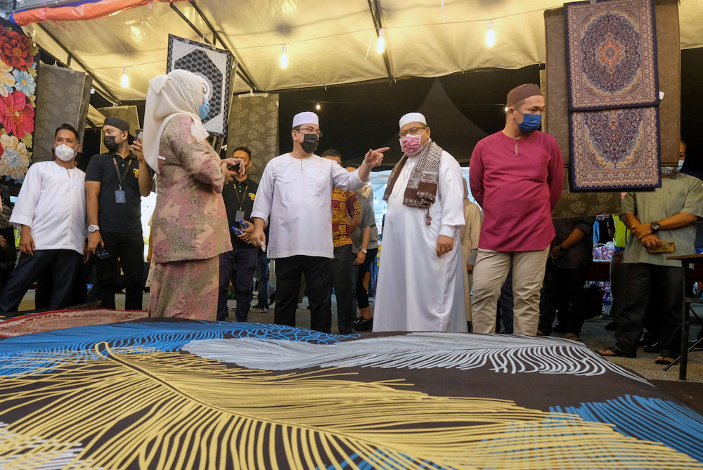 Melaka Chief Minister Datuk Seri Sulaiman Md Ali (centre) is seen after the launch of the Ramadan Mega Bazaar, April 24, 2021. u00e2u20acu201d Bernama pic