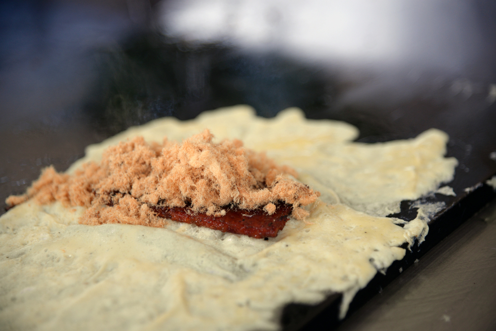 A modern twist to the Bak Kua roti which has chicken floss and egg wrapped in a bun.