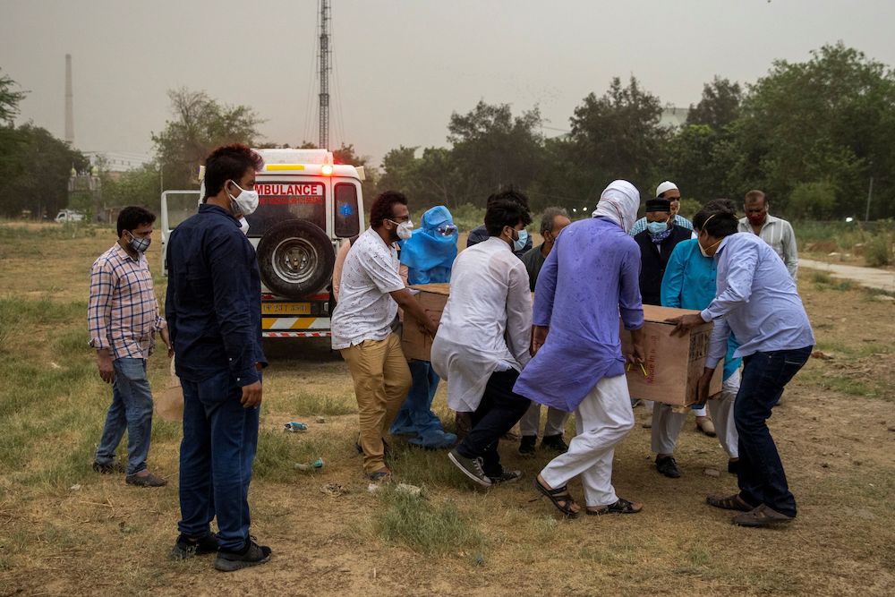 People carry the body of a man, who died from the coronavirus disease, from an ambulance for burial at a graveyard in New Delhi, India, April 16, 2021. u00e2u20acu201d Reuters pic