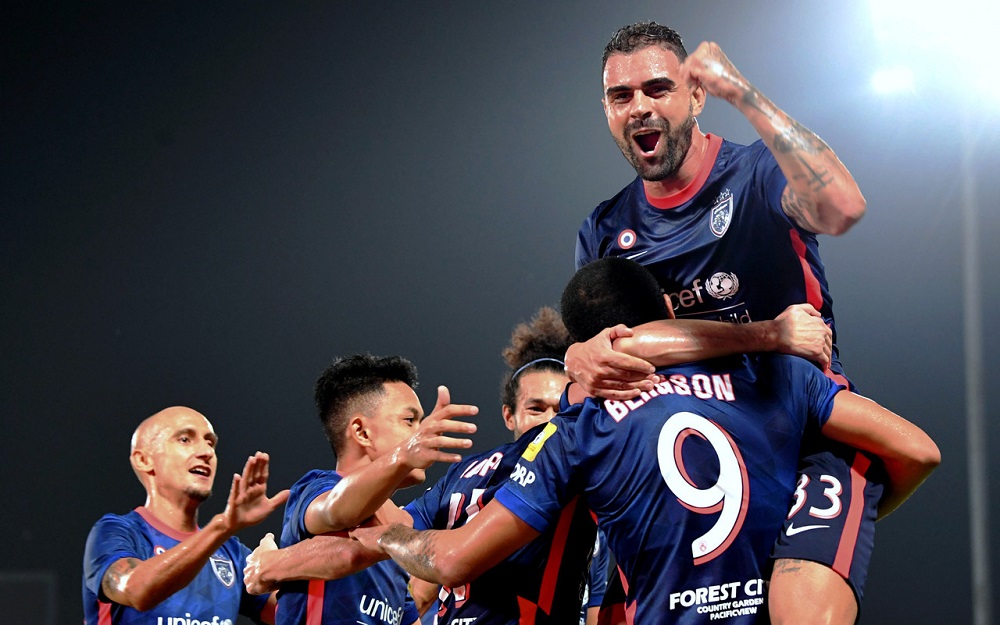 Pemain Johor Darul Tau00e2u20acu2122zim meraikan jaringan kedua mereka dalam saingan Liga Super di Stadium Likas malam tadi. u00e2u20acu201d Foto Bernama