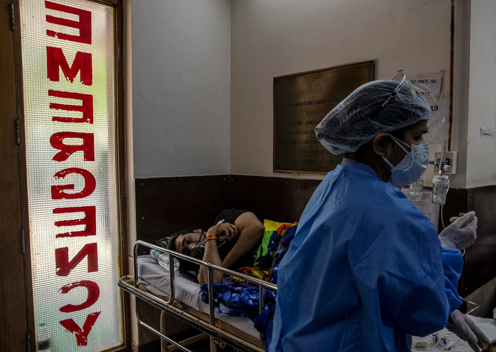 A patient suffering from the coronavirus disease receives treatment inside the emergency ward at Holy Family hospital in New Delhi, India April 29, 2021. u00e2u20acu2022 Reuters pic