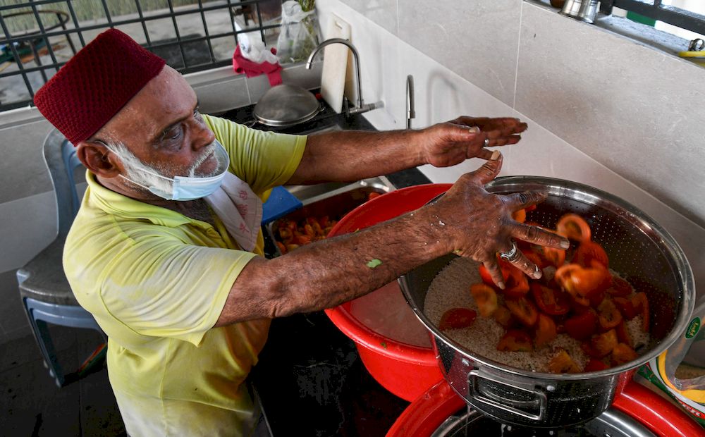 Lambuk porridge maker, Mustafha Kamal Varusai Mohamad, 75, preparing the cooking ingredients at the Indian Muslim Mosque in Ipoh April 14, 2021. u00e2u20acu201d Bernama pic