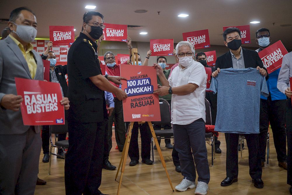 Karangkraf chairman Datuk Hussamuddin Yaacub (centre) and MACC Senior Assistant Commissioner Alexander S. Kunghi (centre left) launching u00e2u20acu02dcMalaysia 100 Juta Langkah Menentang Rasuahu00e2u20acu2122 campaign in Shah Alam, April 12, 2021. u00e2u20acu201d Picture by Miera Zulyana