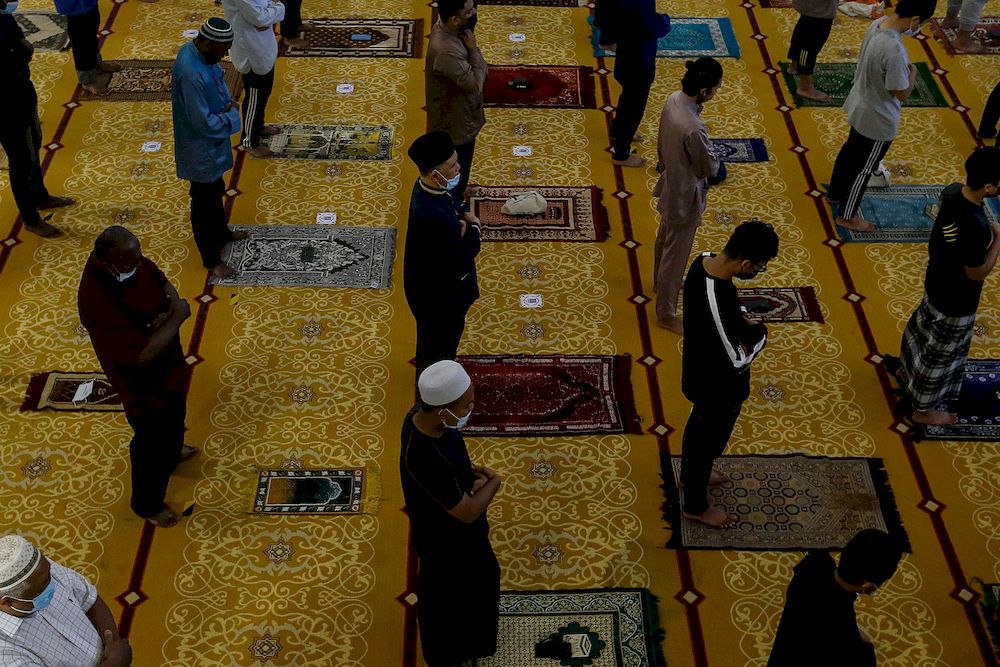 Muslims performing Tarawikh prayer during the holy month of Ramadan at Al-Malik Khalid Mosque, Universiti Sains Malaysia, Penang, on April 12, 2021. u00e2u20acu201d Picture by Sayuti Zainudin