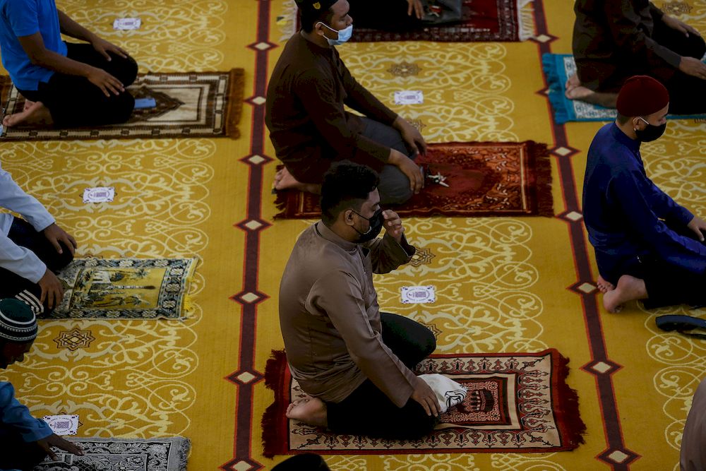 Muslims performing Tarawikh prayer during the holy month of Ramadan at Al-Malik Khalid Mosque, Universiti Sains Malaysia, Penang, on April 12, 2021. u00e2u20acu201d Picture by Sayuti Zainudin
