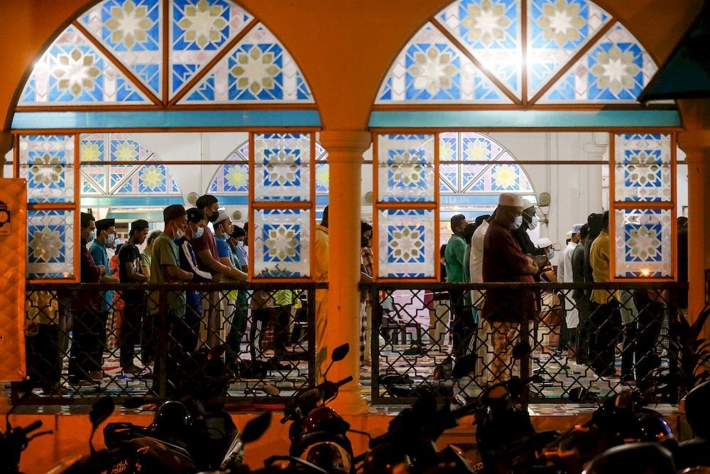 Muslims performing Tarawikh prayer during the holy month of Ramadan at Al-Malik Khalid Mosque, Universiti Sains Malaysia, Penang, on April 12, 2021. u00e2u20acu201d Picture by Sayuti Zainudin