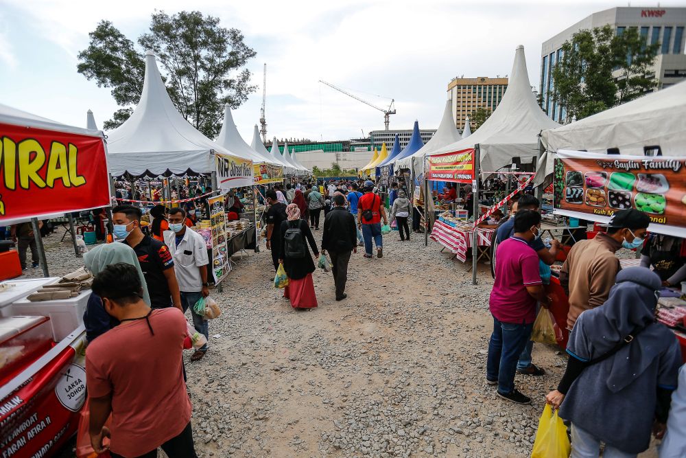 Members of the public throng a Ramadan bazaar in Seberang Jaya April 16, 2021. u00e2u20acu201d Picture by Sayuti Zainudin