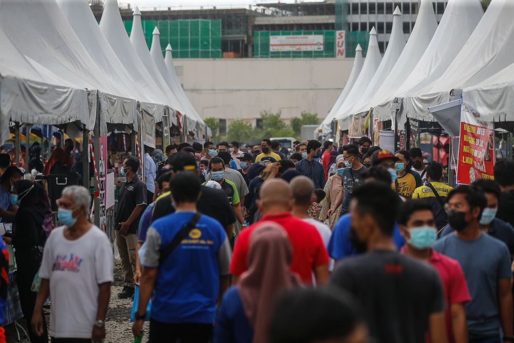 Members of the public throng a Ramadan bazaar in Seberang Jaya April 16, 2021. u00e2u20acu201d Picture by Sayuti Zainudin