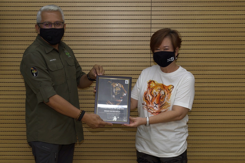 Shah Redza Hussein receiving his award from Sophia Lim, Executive-Director/CEO of WWF-Malaysia. u00e2u20acu2022 Picture courtesy of WWF-Malaysia