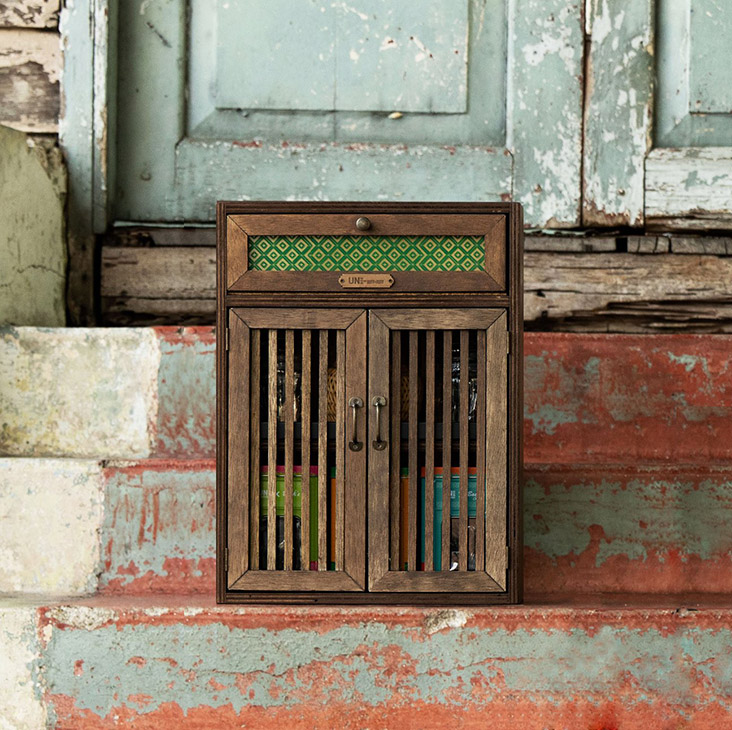 A collector's piece is the Jom Berbuka!'s mini wooden cabinet with a vintage look.