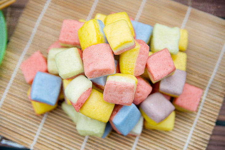 Adorable, rainbow-hued mini 'marshmallow mantou.'