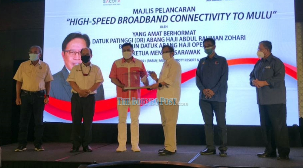 Abang Johari (third right) receives a memento from Mohamed Zaid as others look on. u00e2u20acu201d Borneo Post Online picnn
