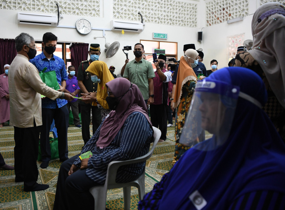 Yang di-Pertuan Agong Al-Sultan Abdullah Riu00e2u20acu2122ayatuddin Al-Mustafa Billah Shah presenting contributions to the less fortunate at Masjid Kampung Cherok Paloh in Pahang, April 27, 2021. u00e2u20acu201d Bernama picn