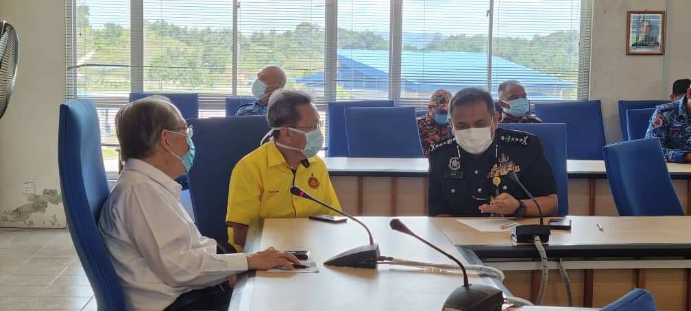 Deputy Chief Minister Datuk Amar Douglas Uggah (left) in a discussion with Sarawak Police Commissioner Datuk Aidi Ismail (right) at the police training centre, April 16, 2021. u00e2u20acu201d Picture courtesy of the Deputy Chief Minister's Officenn
