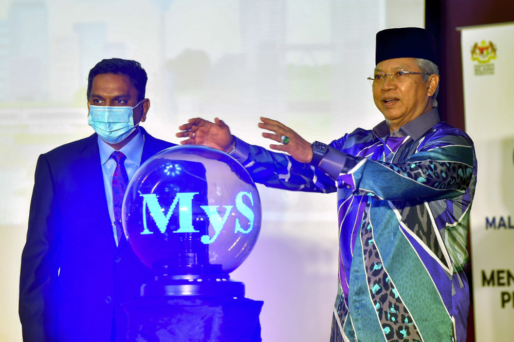 Federal Territories Minister Tan Sri Annuar Musa launches MySmart Wilayah 2030 in Putrajaya, April 8, 2021. With him is deputy minister Datuk Seri Santhara Kumar (left). u00e2u20acu201d Bernama pic 