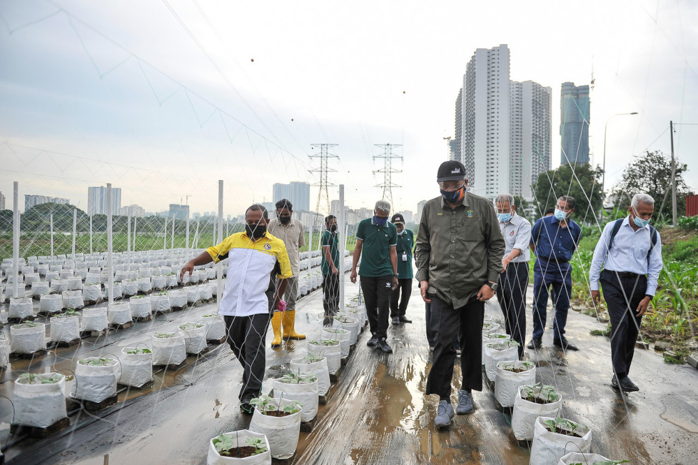 FT Minister Tan Sri Annuar Musa visits the Hijrah Warrior urban farm project at the Anjung Kelana Transformation Centre in Kuala Lumpur, April 19, 2021. u00e2u20acu201d Bernama pic 