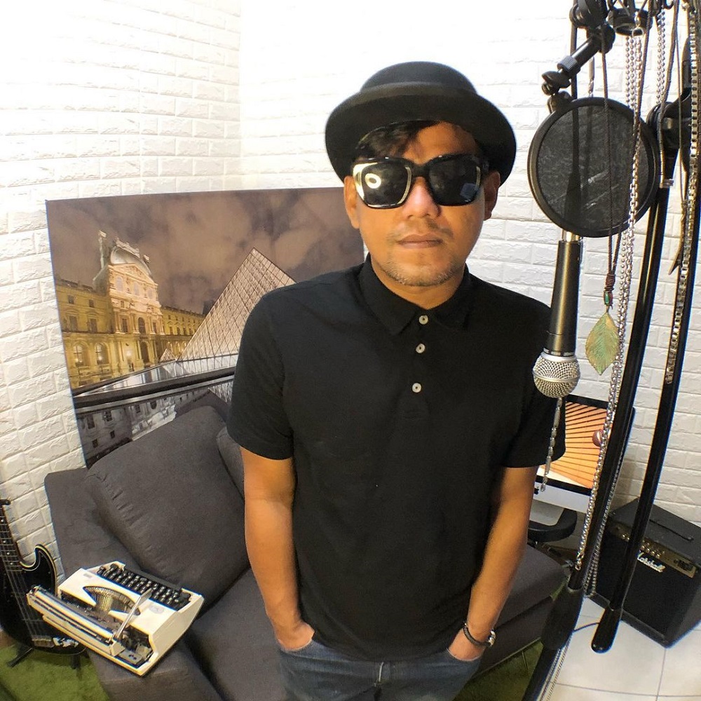 Local band vocalist, Azlan Typewriteru00e2u20acu2122s father is reportedly in critical condition after being diagnosed with Covid-19. u00e2u20acu2022 Picture via Instagram/Azlan Typewriter