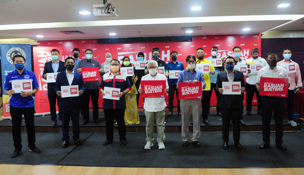u00e2u20acu02dcRasuah Bustersu00e2u20acu2122 led by Datuk Hussamuddin Yaacub (front row, centre) and Malaysian Youth Council president Jufitri Joha (front row, 3rd right) at the launch of Belia Rasuah Busters in Shah Alam, April 26, 2021. u00e2u20acu201d Bernama pic 