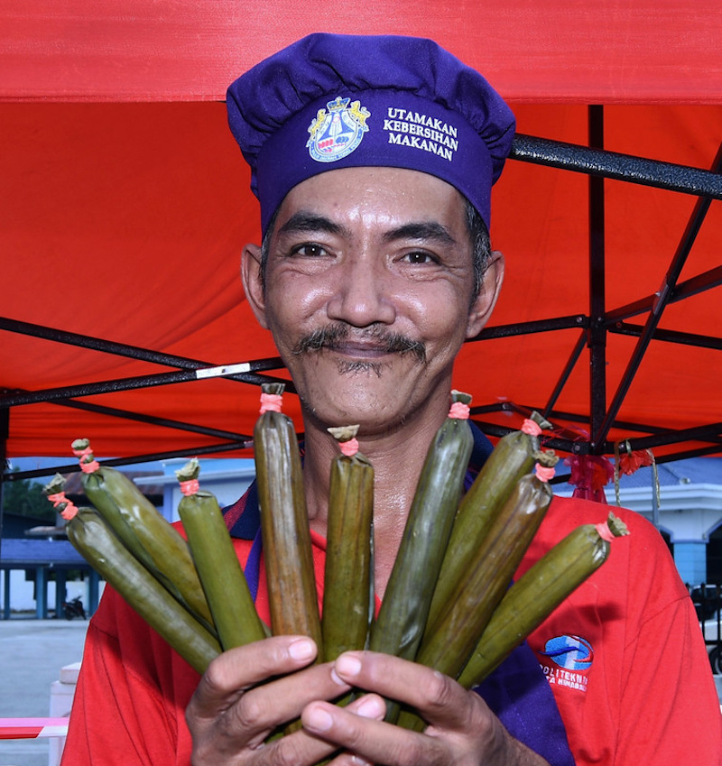 Seller Aris Padilah Jaffar poses with a traditional Banjar kuih named u00e2u20acu02dcselak pintuu00e2u20acu2122 (door latch) in Batu Pahat April 26, 2021. u00e2u20acu201d Bernama pic